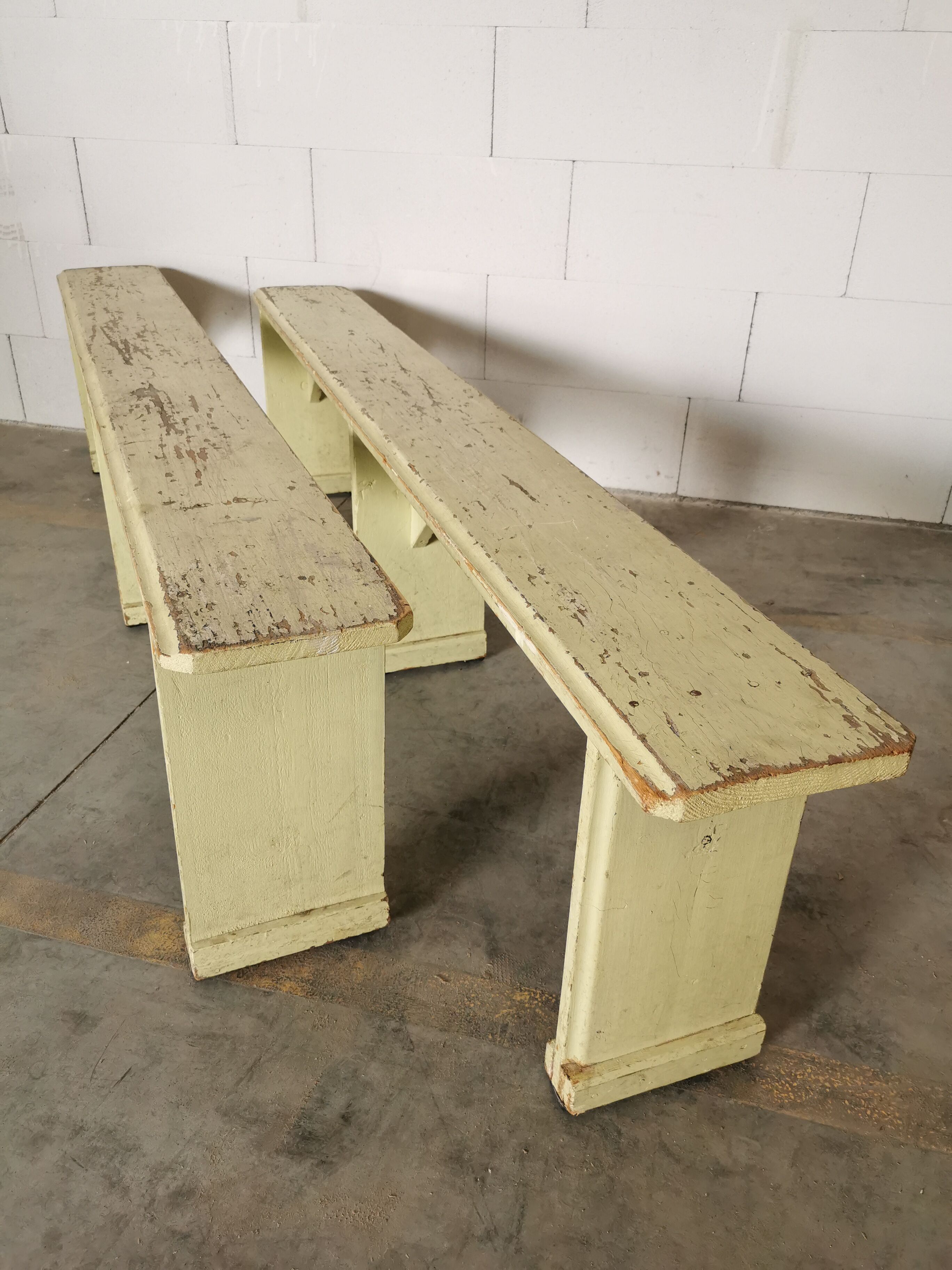 Paire de bancs en bois