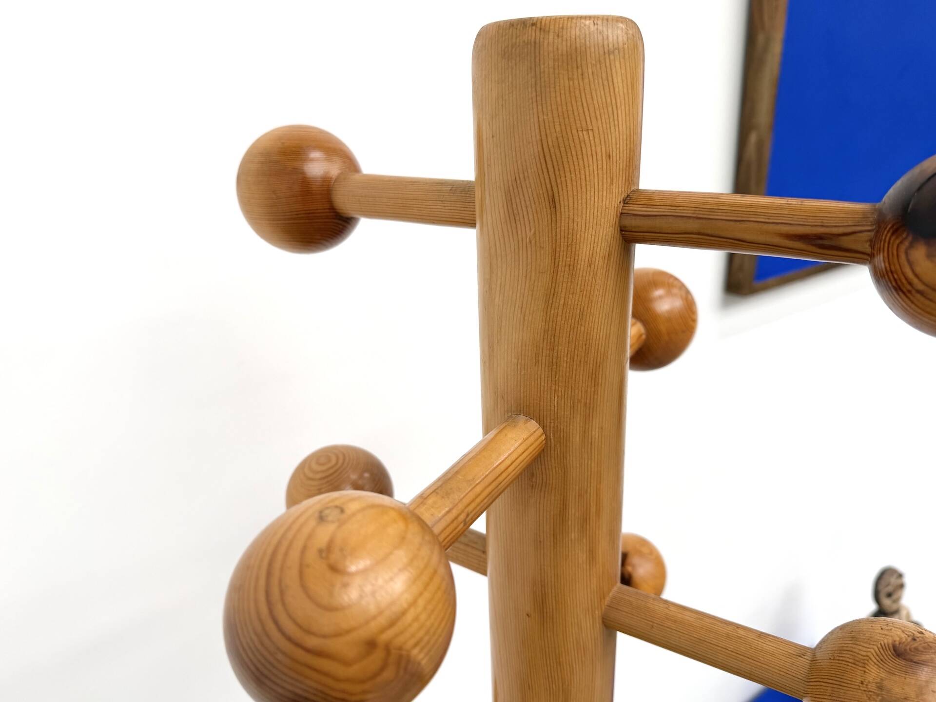 Free-standing coat rack in solid pine, Les Arcs, 1970s