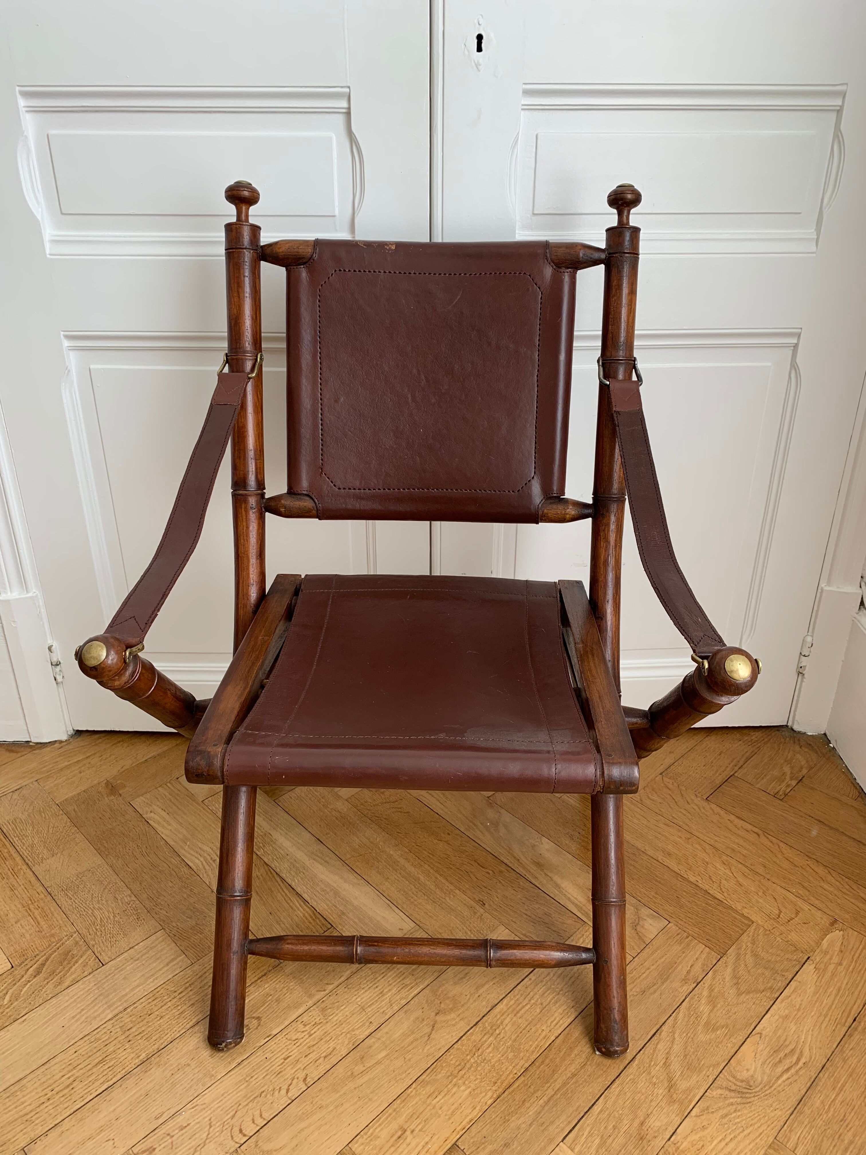 Lot de trois chaises d’officier pliantes bois et cuir