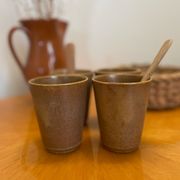 Ensemble de 4 tasses verres gobelets en grès Digoin et cuillères en bois