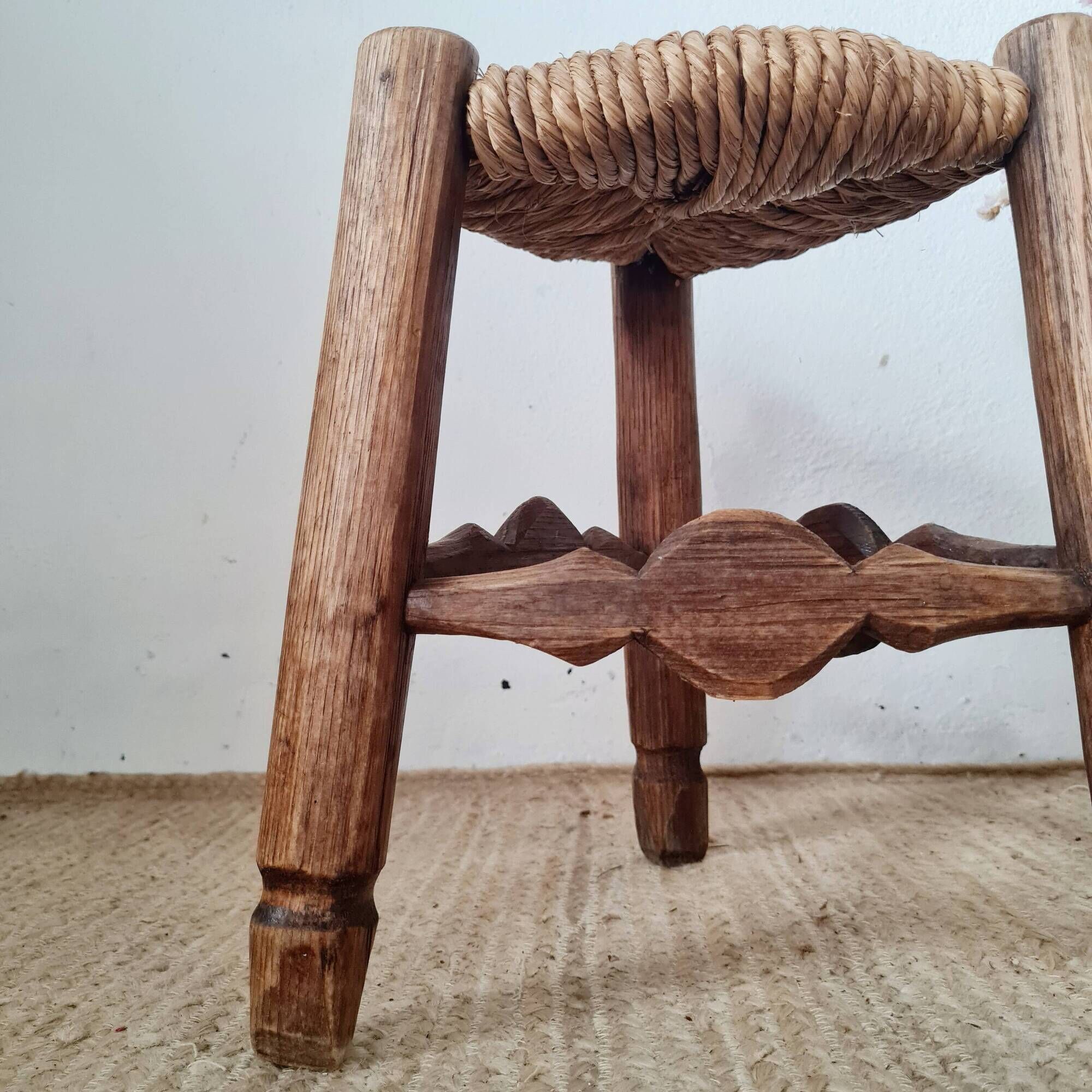 Small stool in wood and straw