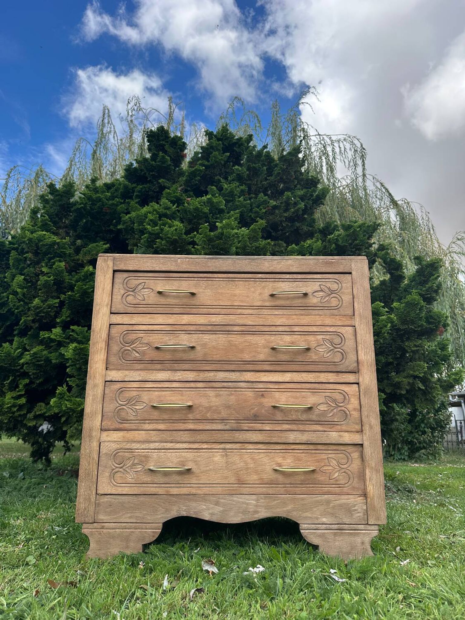 Commode vintage en bois massif sculpté – 4 tiroirs