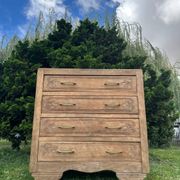 Commode vintage en bois massif sculpté – 4 tiroirs