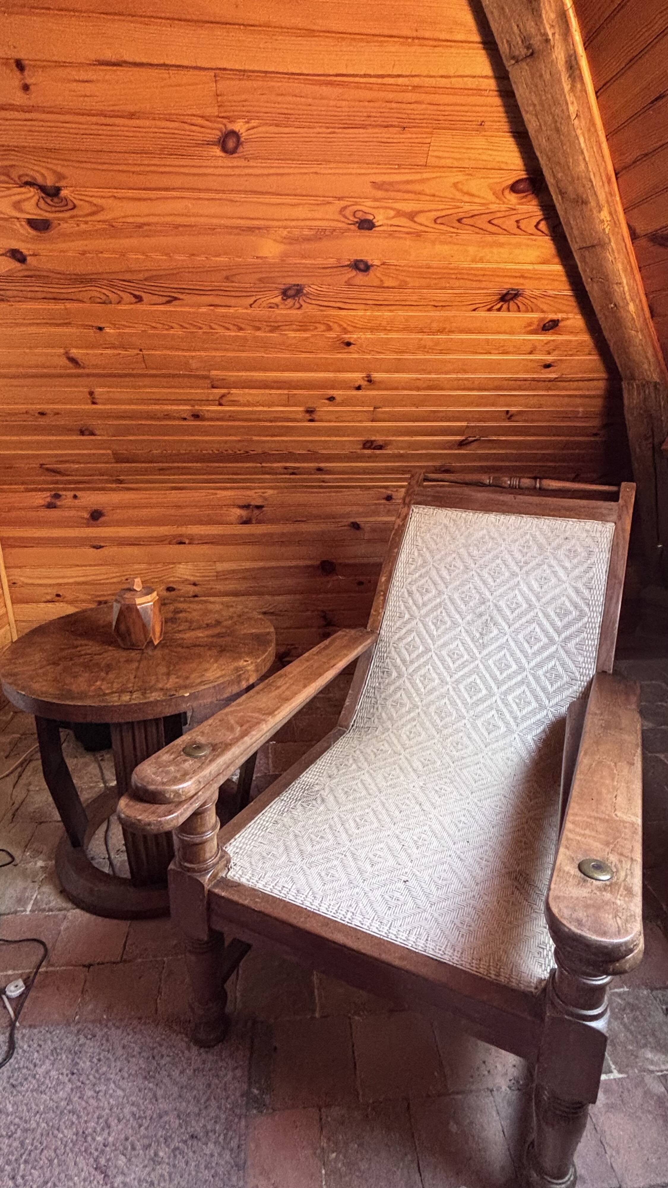 Vintage armchair in solid wood and geometric weaving – lodge spirit