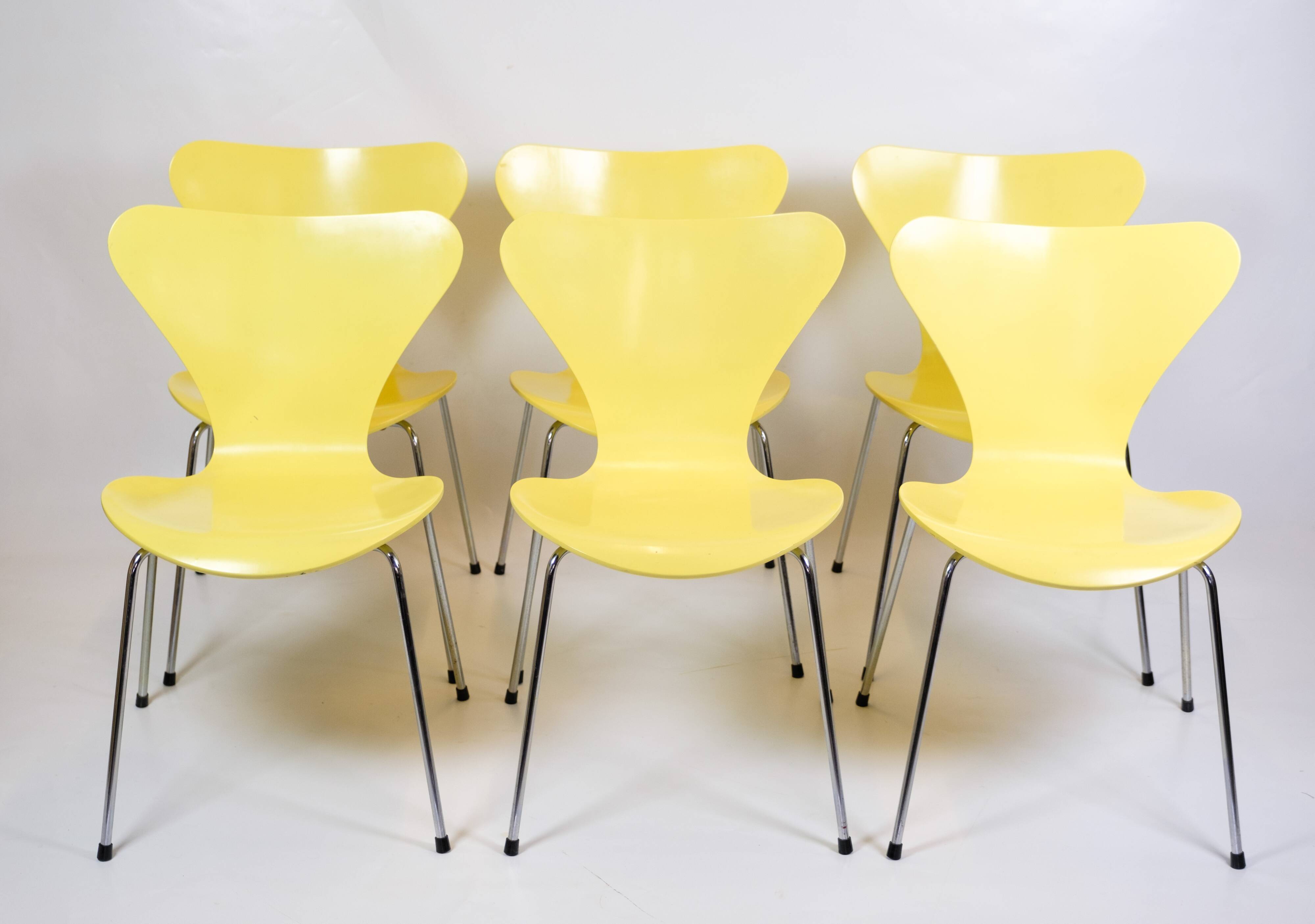Set Of 6 Seven Chairs Model 3107 Lacquered In Yellow By Arne Jacobsen For Fritz Hansen From 1990s