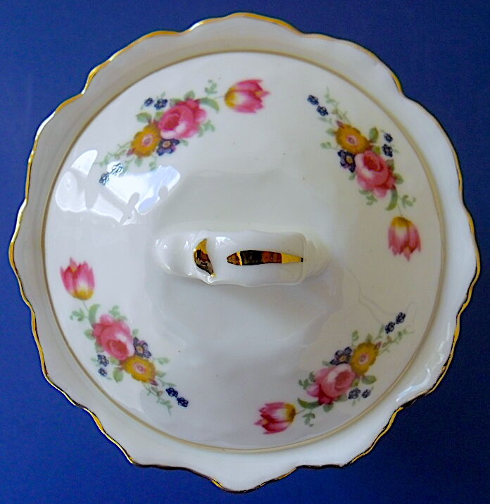 Pot à tabac en porcelaine anglaise à décor floral