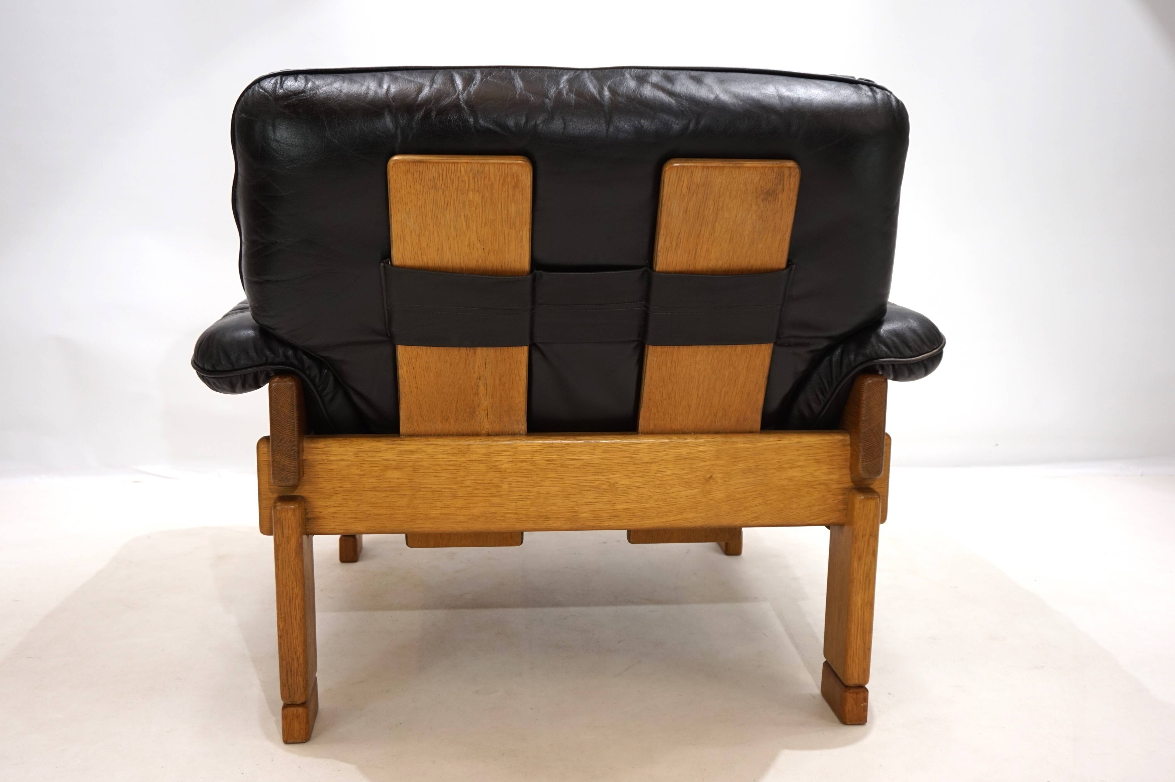 Fauteuil brutaliste cuir et chêne, 1960