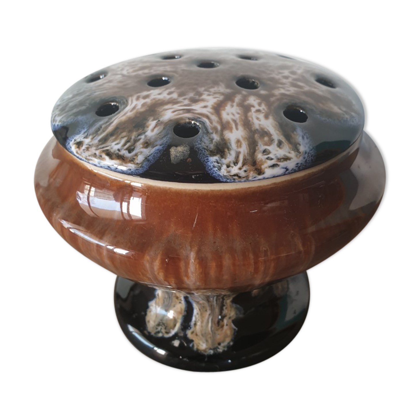 Vase stings earthenware flowers