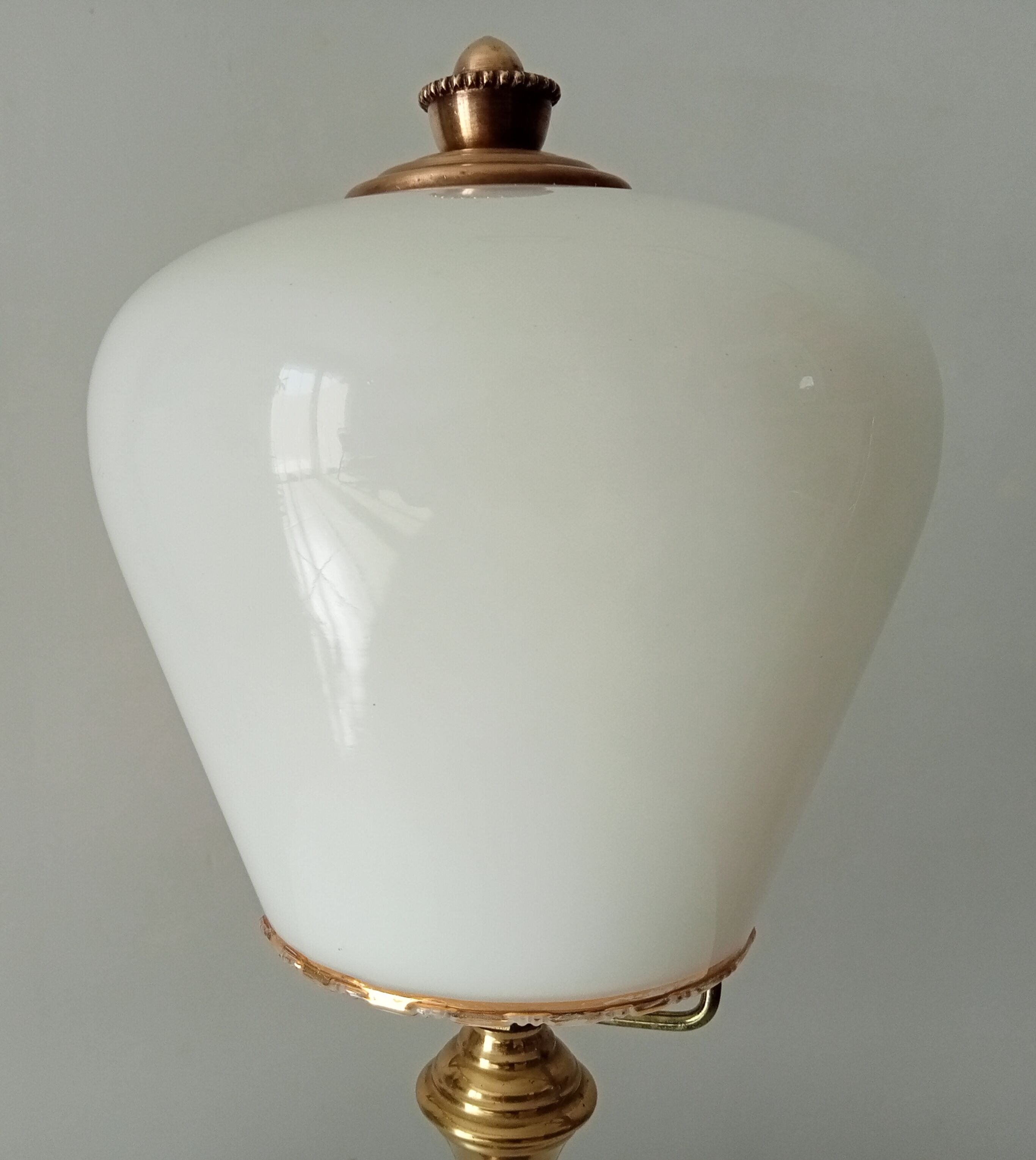 Art deco lamp in brass and opaline