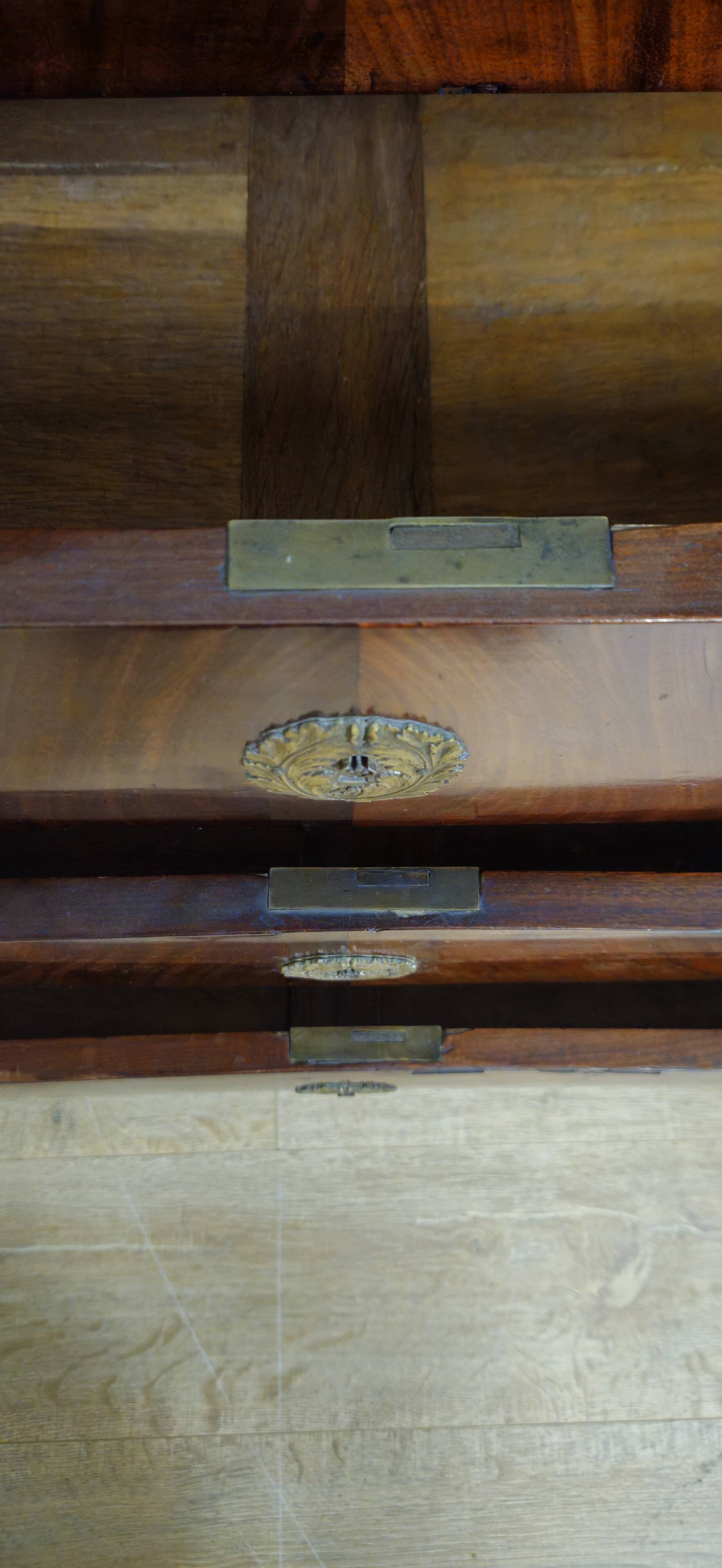 Empire period commode in flame mahogany – detached columns –