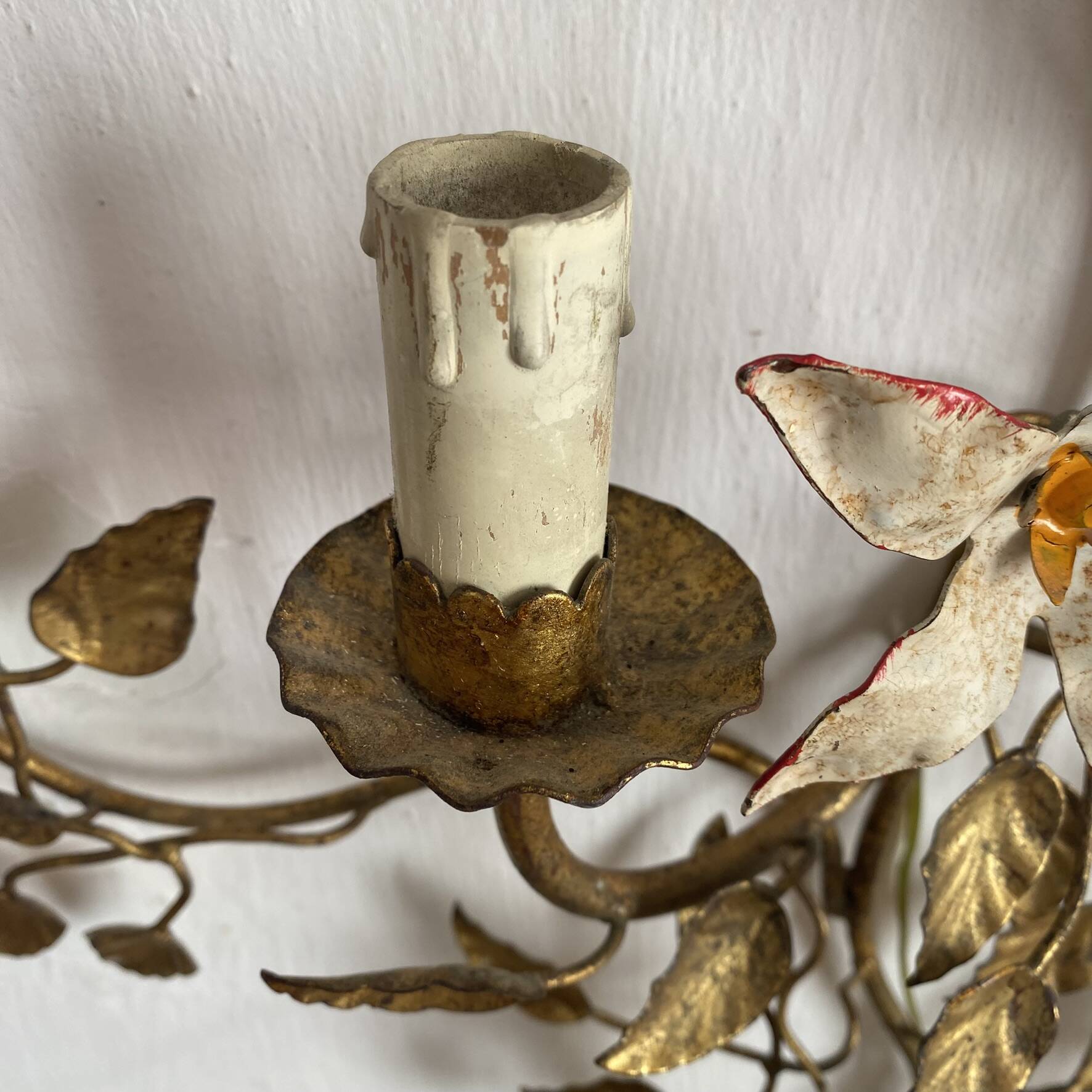 Grande applique fleurs et feuillage en métal doré années 50-60