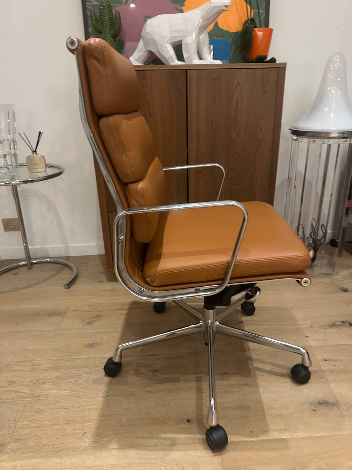 Eames EA 219 chair, Vitra edition, near mint condition