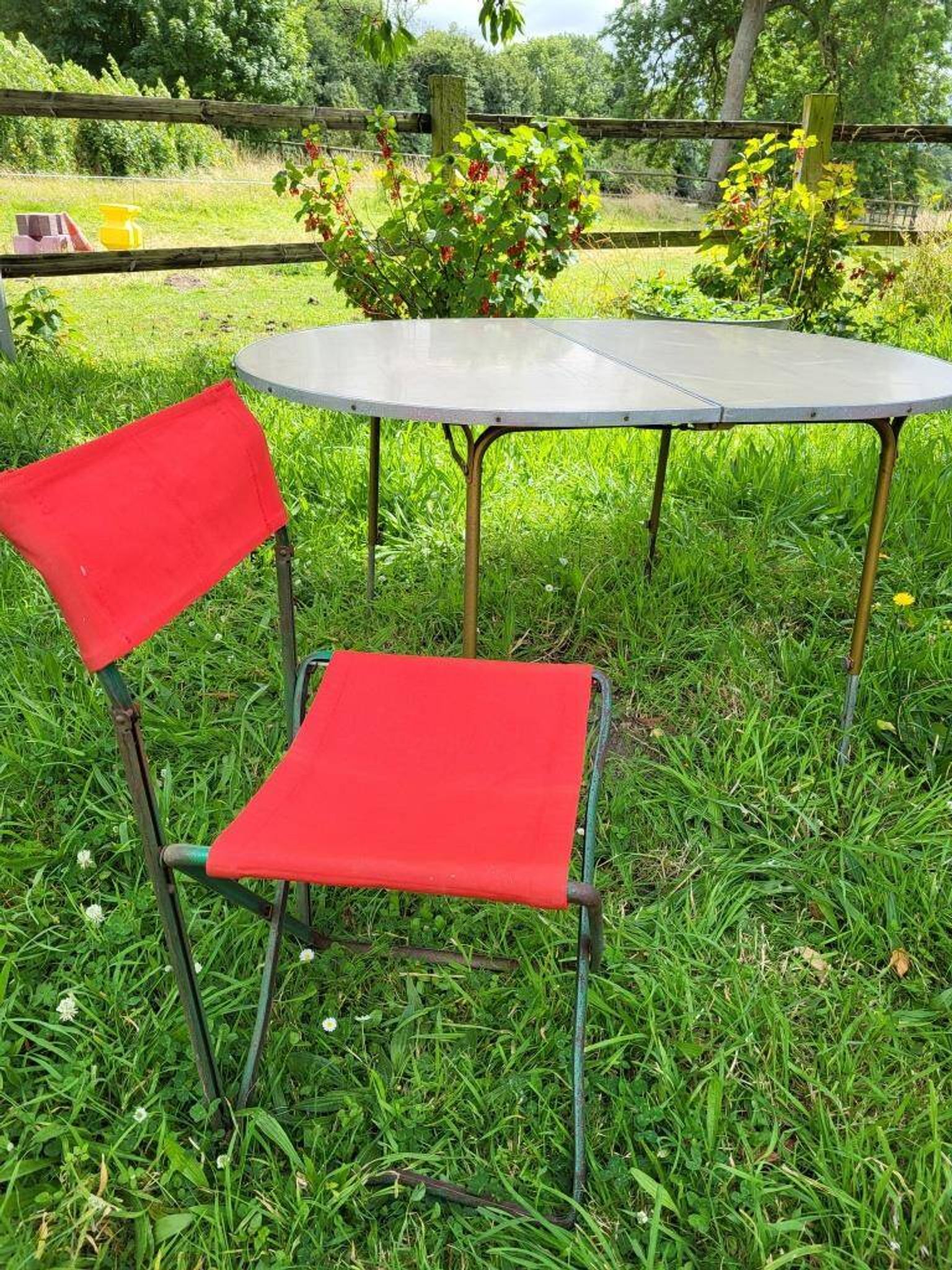 Ensemble table et duo chaises pliantes camping vintage 1970