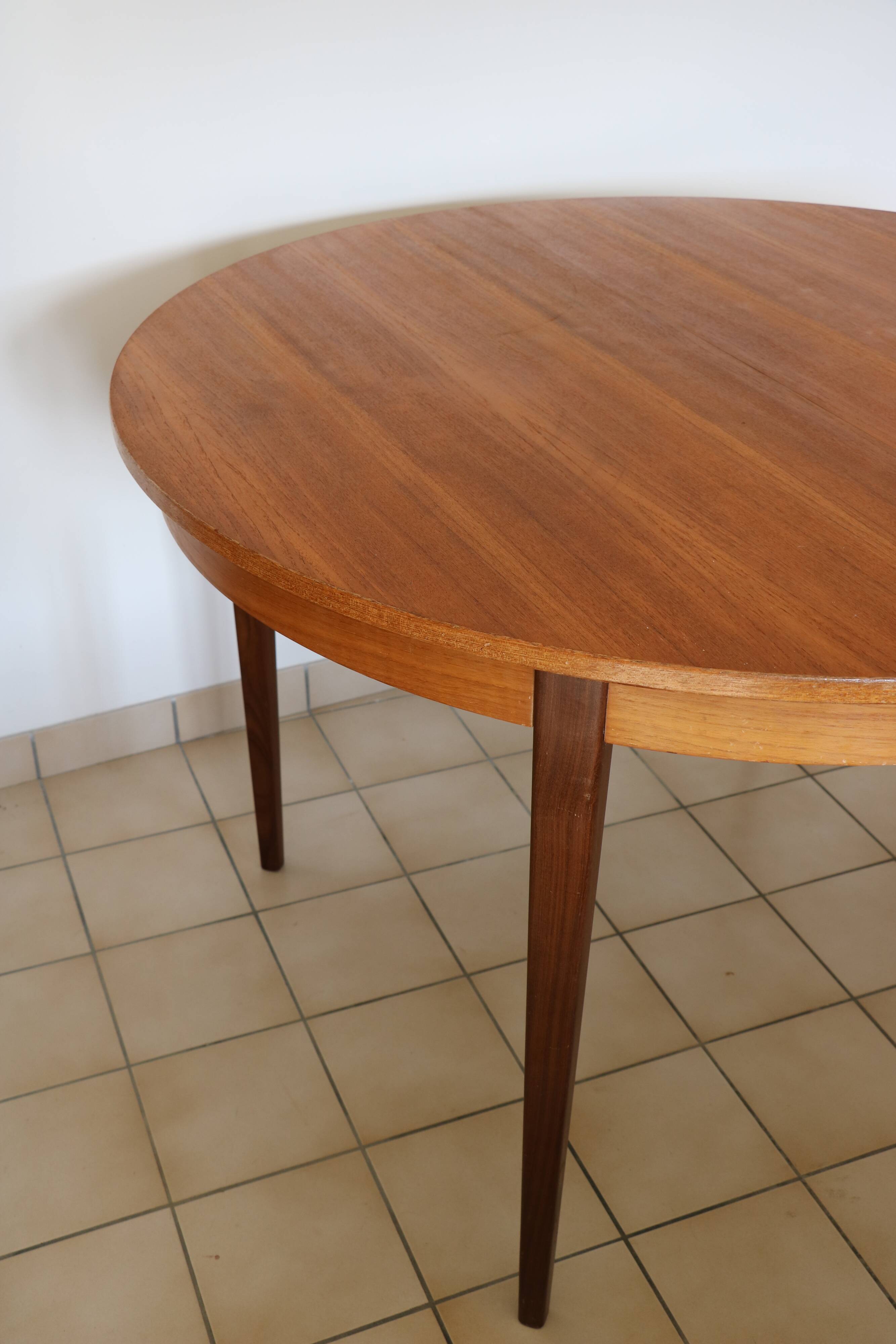 Extendable round table with butterfly extension system