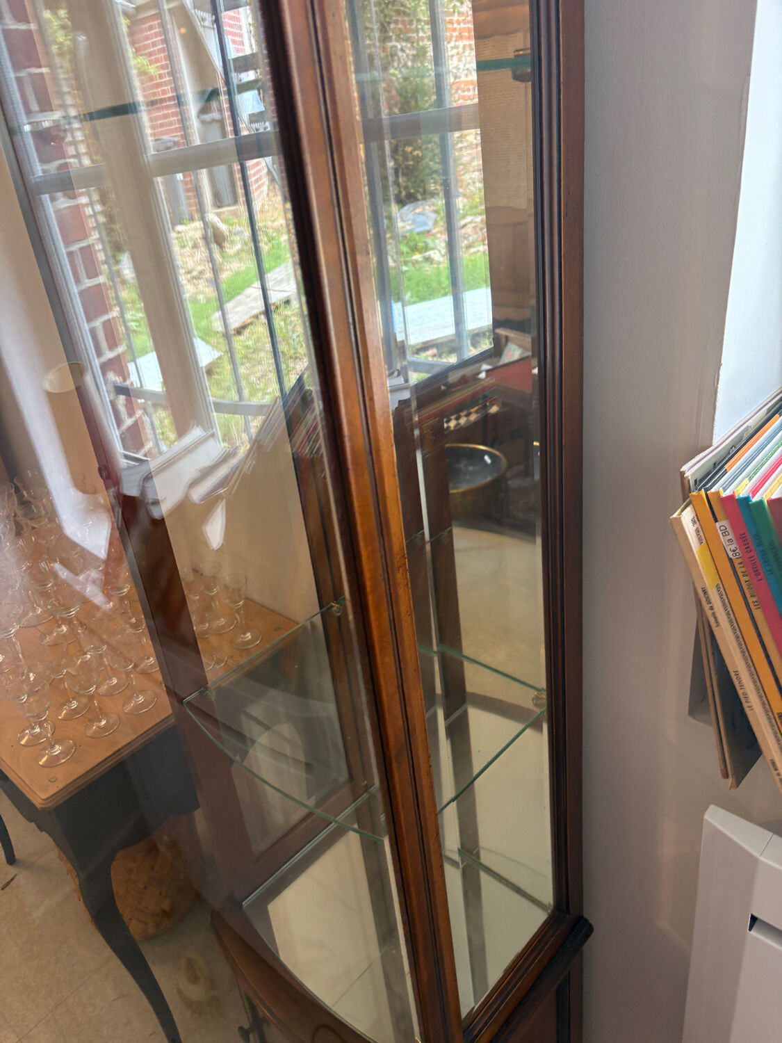 Vitrine en merisier verni