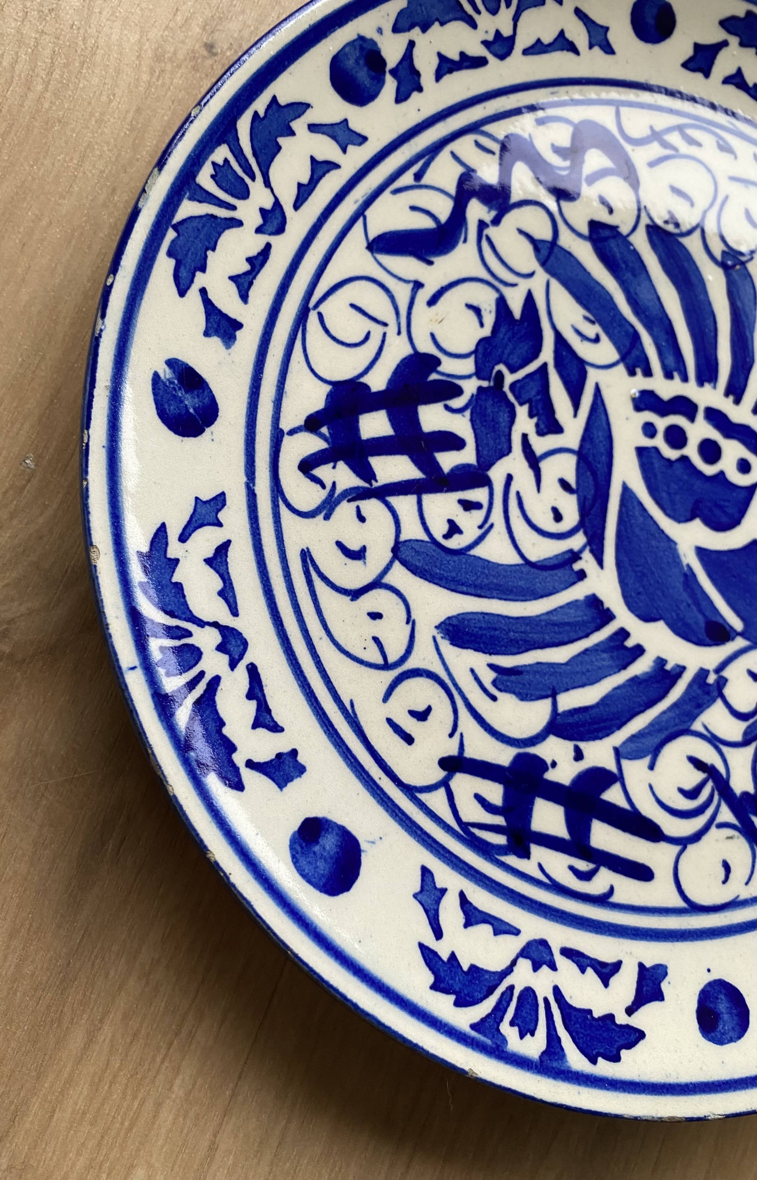 Set of decorative plates