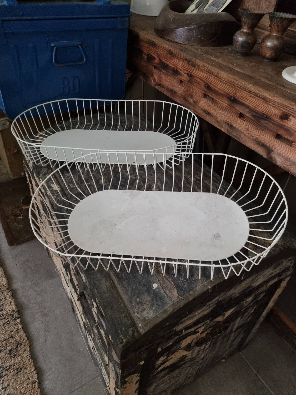 Paire de corbeilles en métal