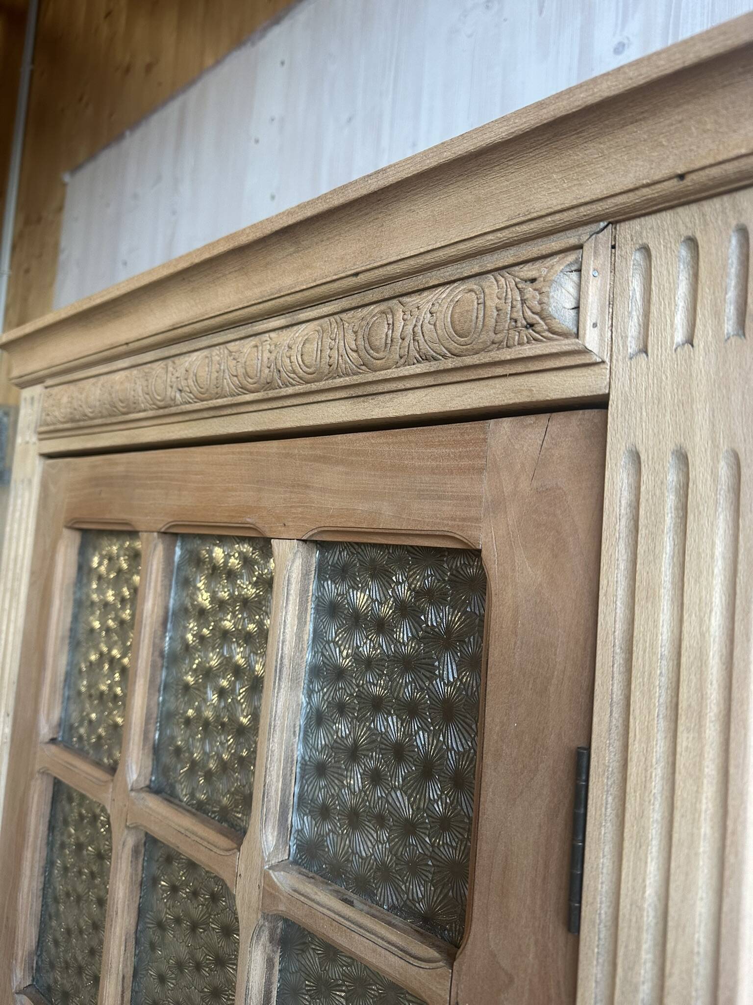 Antique display cabinet in oak and walnut, Louis XVI style.