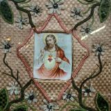 Broderie religieuse du XIXeme siècle : tableau ex voto avec une image pieuse