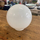 Globe ancien en opaline blanche 20cm