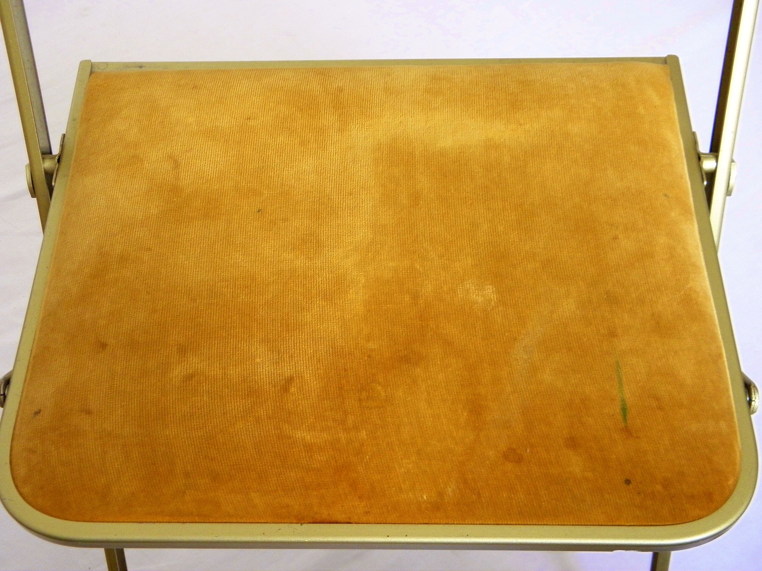 Chaise pliante en velours et métal doré
