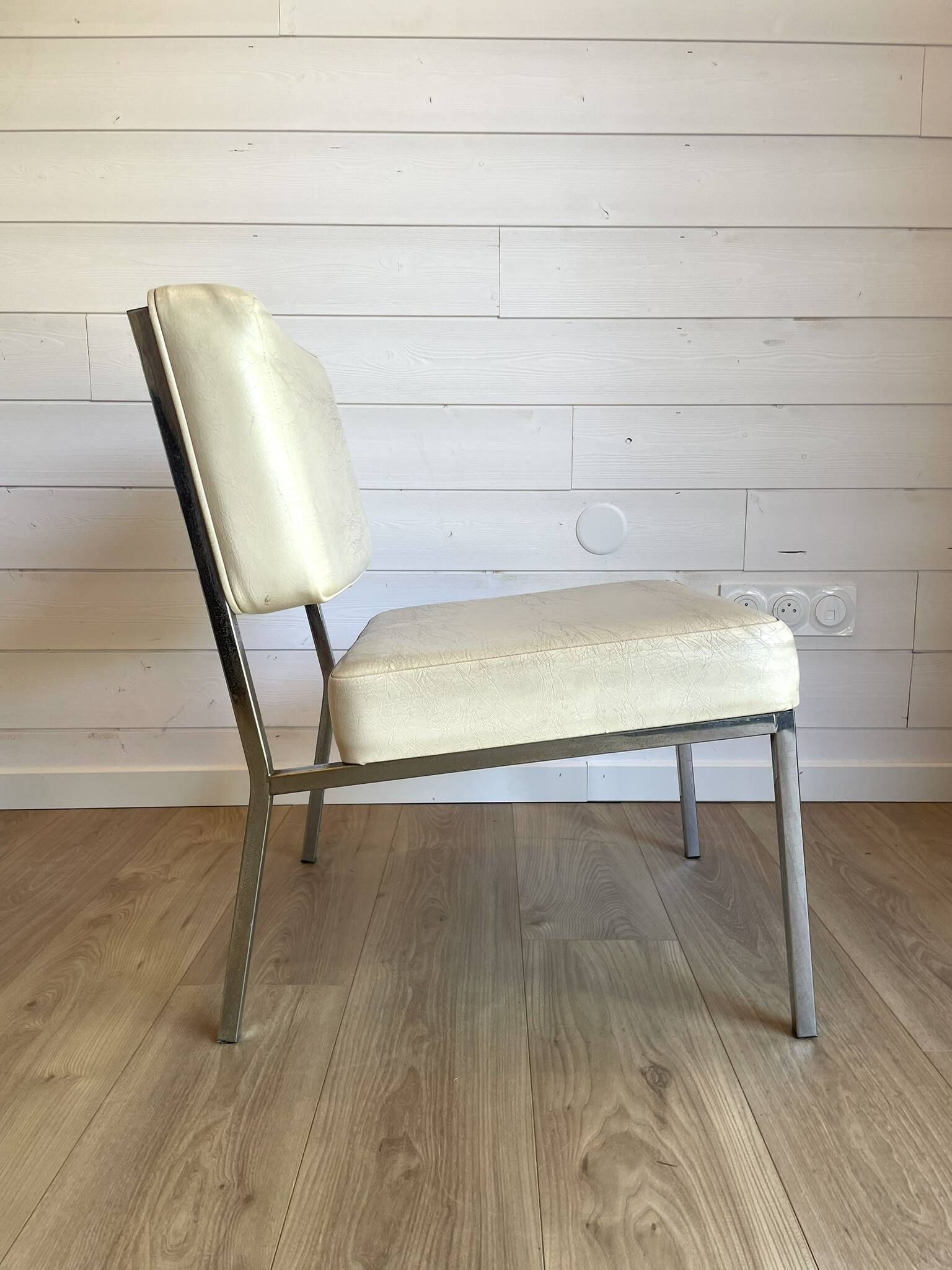 2 vintage chairs in white faux leather and chrome tube - Mid-Century 70s design
