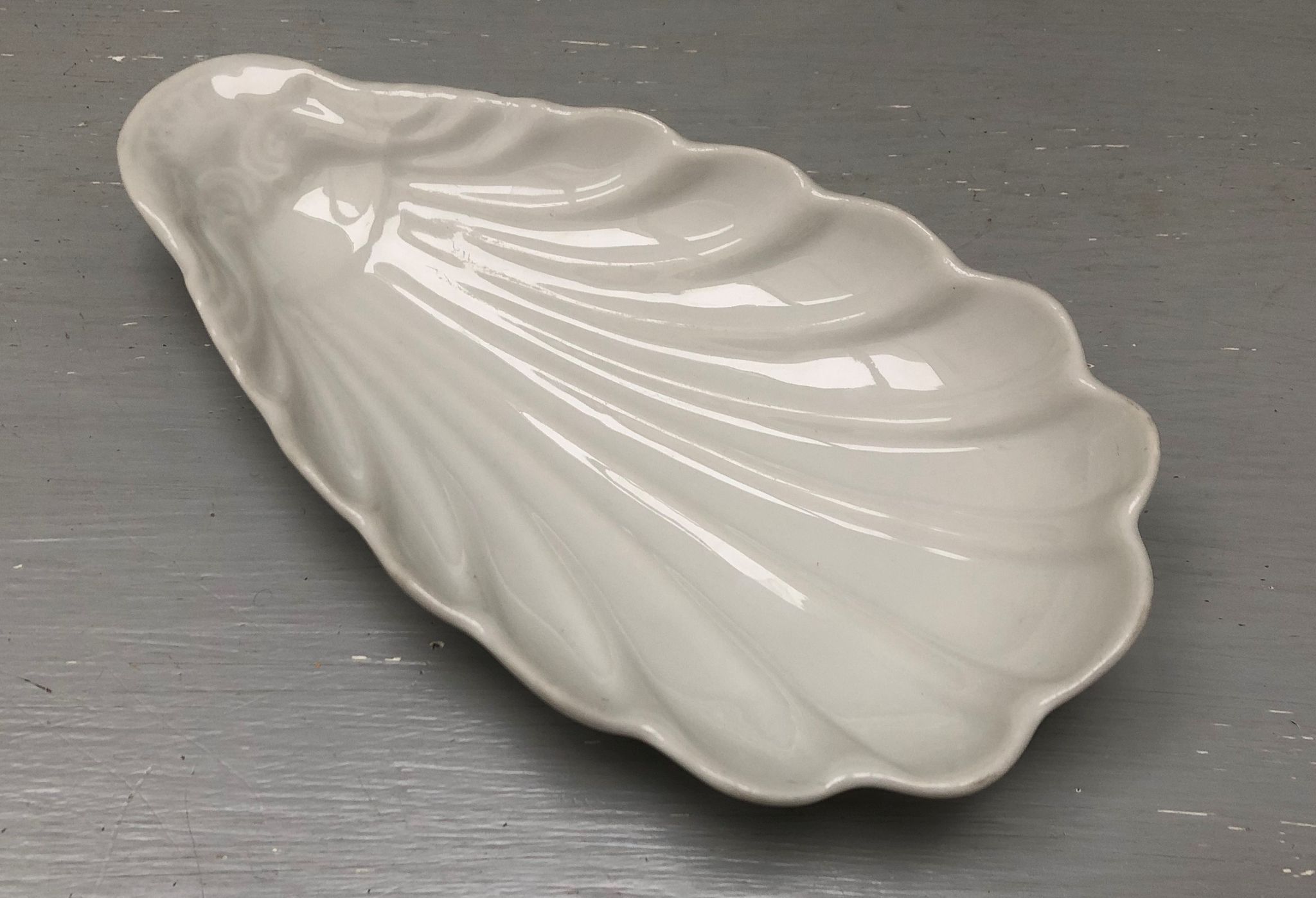 Empty pocket in fine antique porcelain, shell-shaped