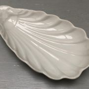 Empty pocket in fine antique porcelain, shell-shaped
