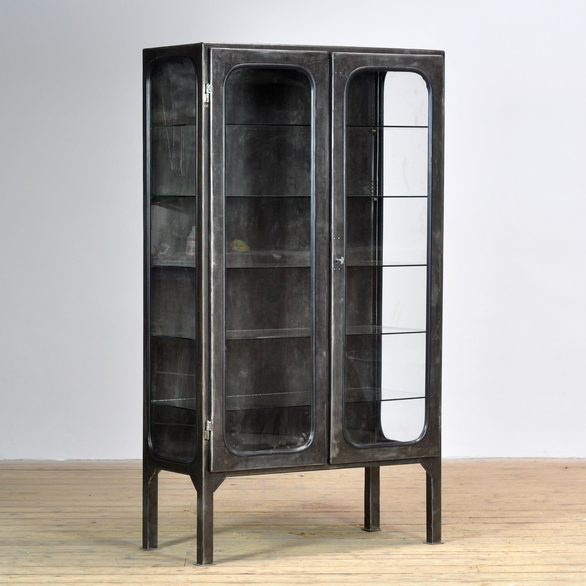 Cabinet médical vintage, années 1970