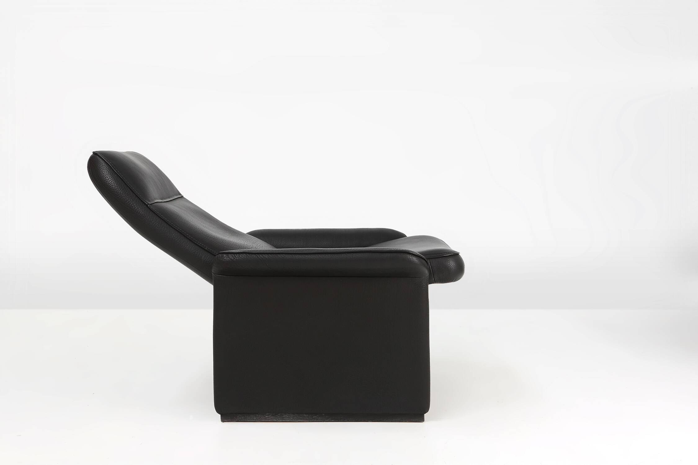 Exceptional De Sede DS50 lounge chair in black leather, Switzerland ca. 1980