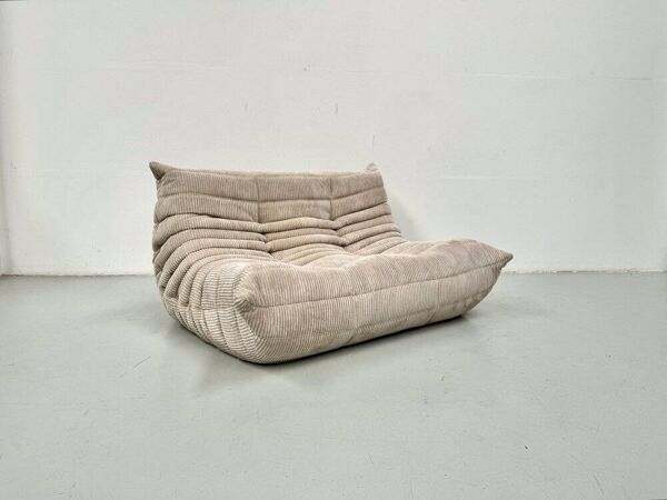 Canapé deux places en velours côtelé beige attribué à Michel Ducaroy pour Ligne Roset, années 1970.