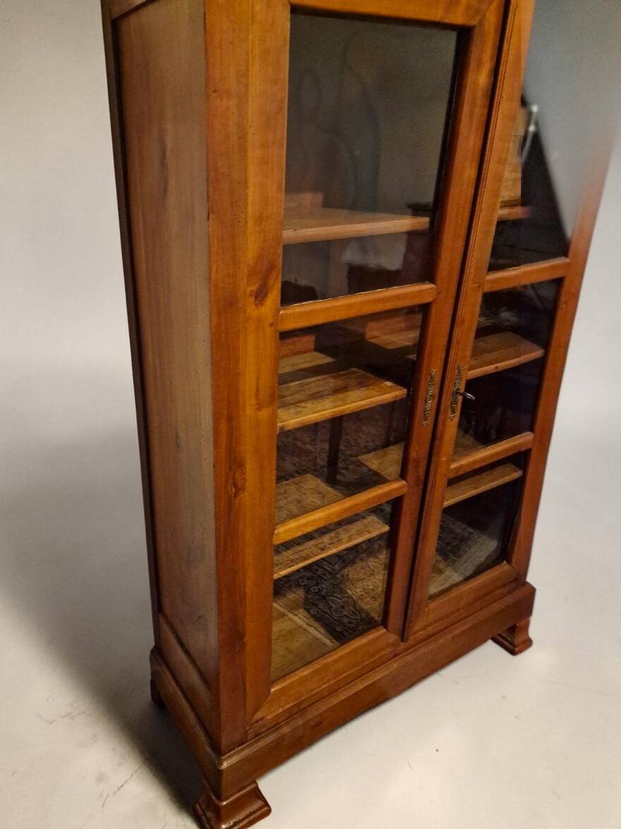 Petite armoire vitrée