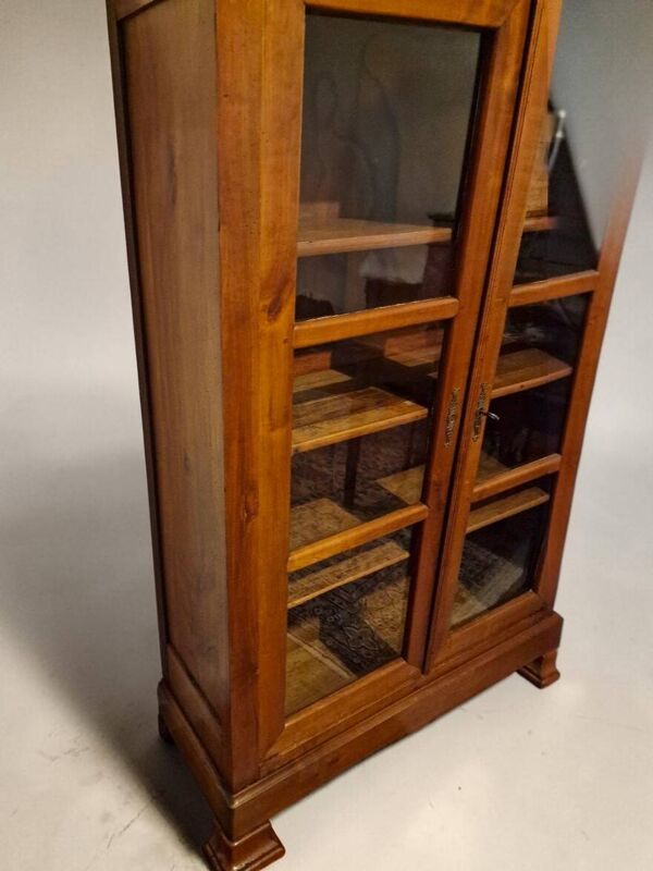 Petite armoire vitrée
