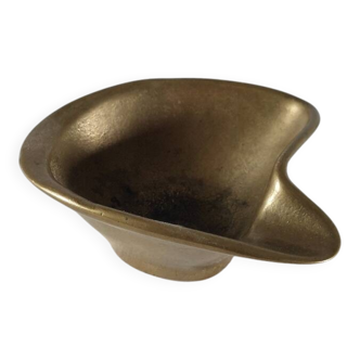 Vintage brass ashtray with an organic design from the 1950s.