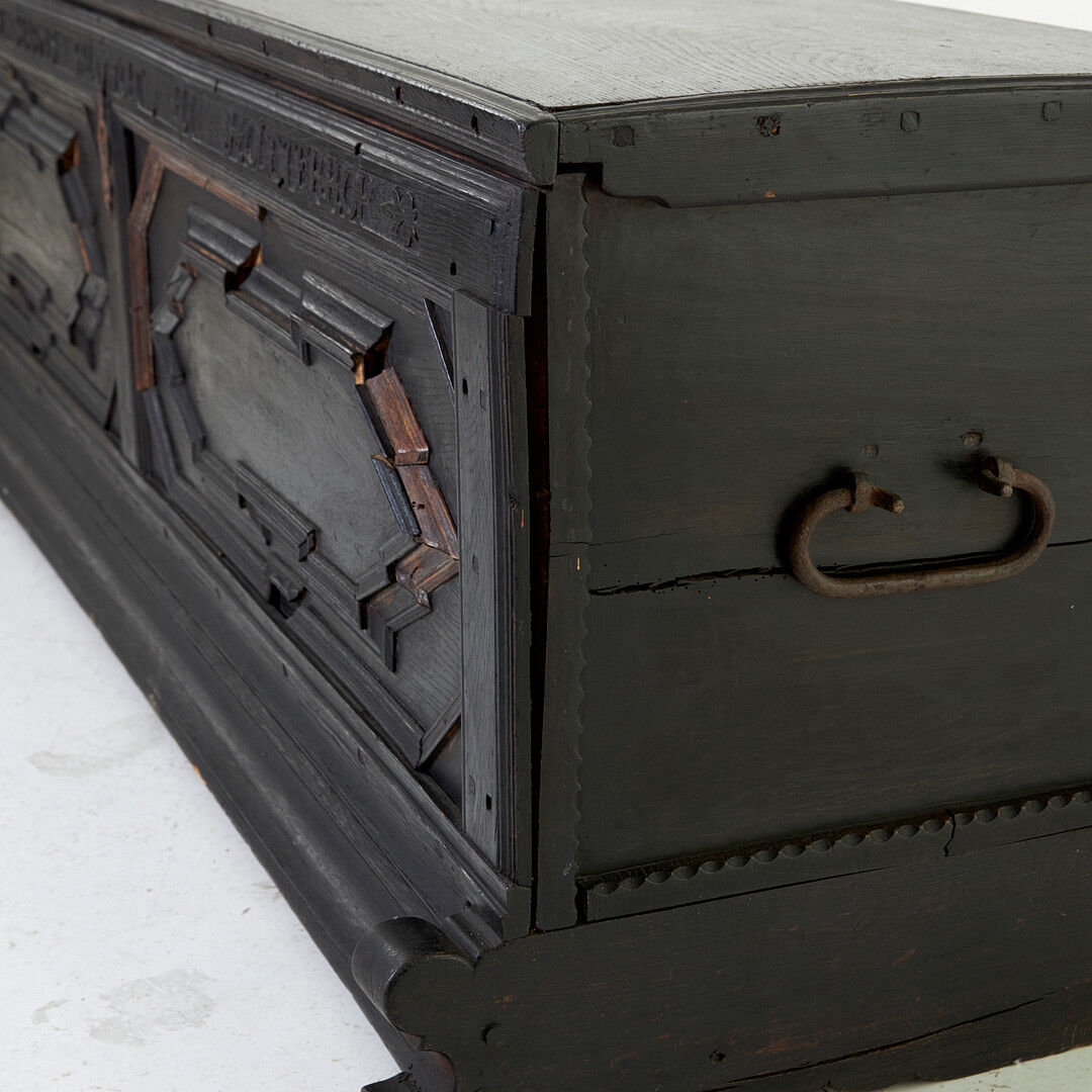 Coffre antique marqué de 1800