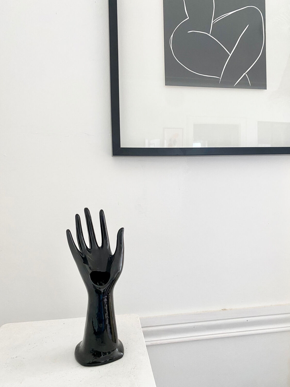 Black ceramic ring hand