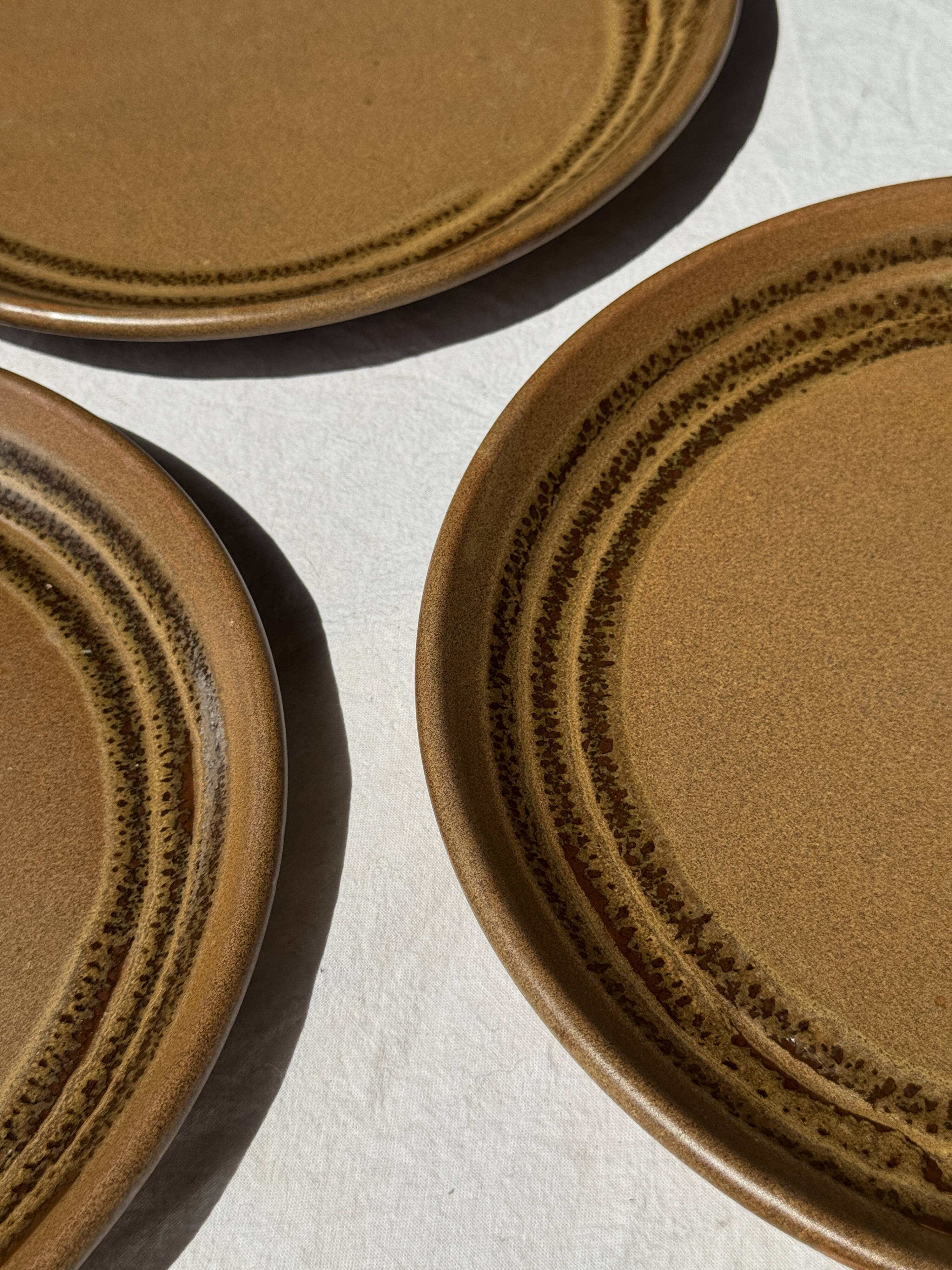 4 assiettes en grès brun
