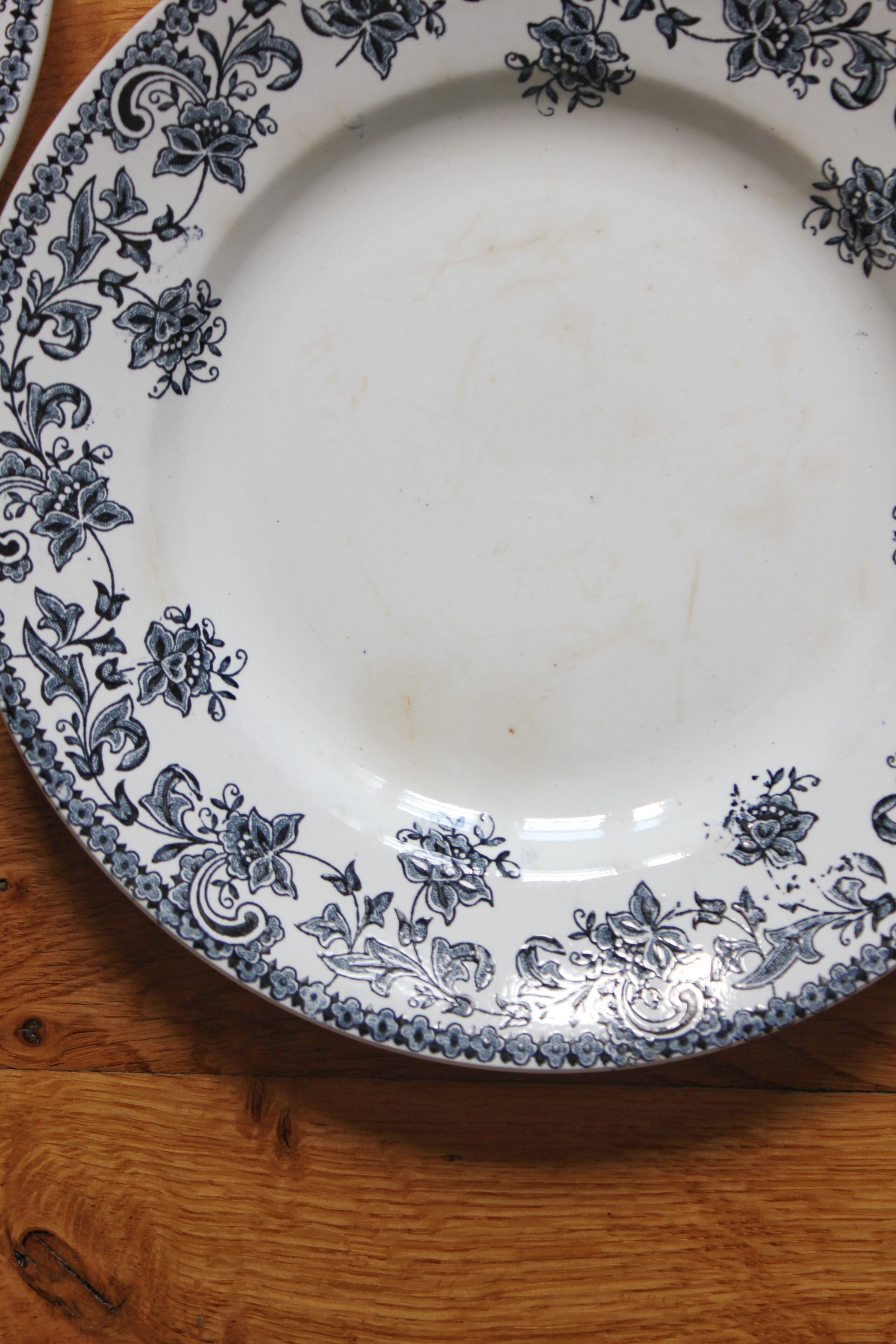 3 flat ironware plates, "Jane" model, Saint Amand