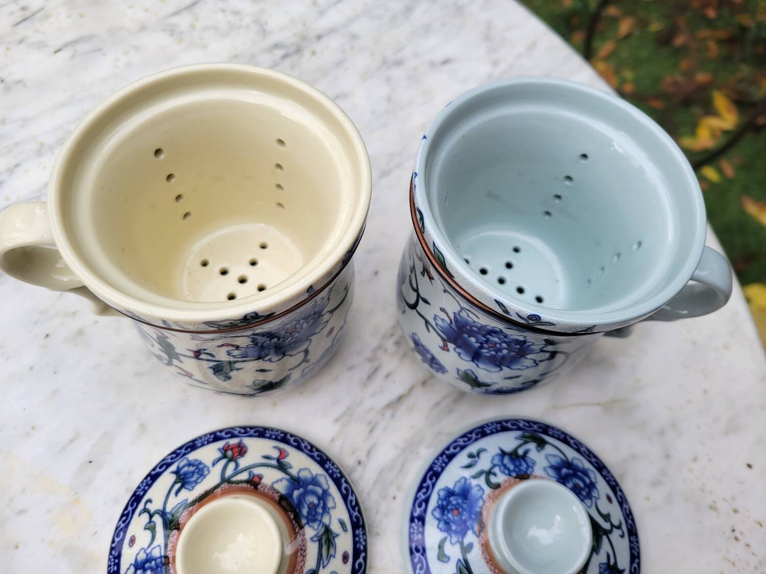 Paire de tasse à thé, couvercle et infuseur