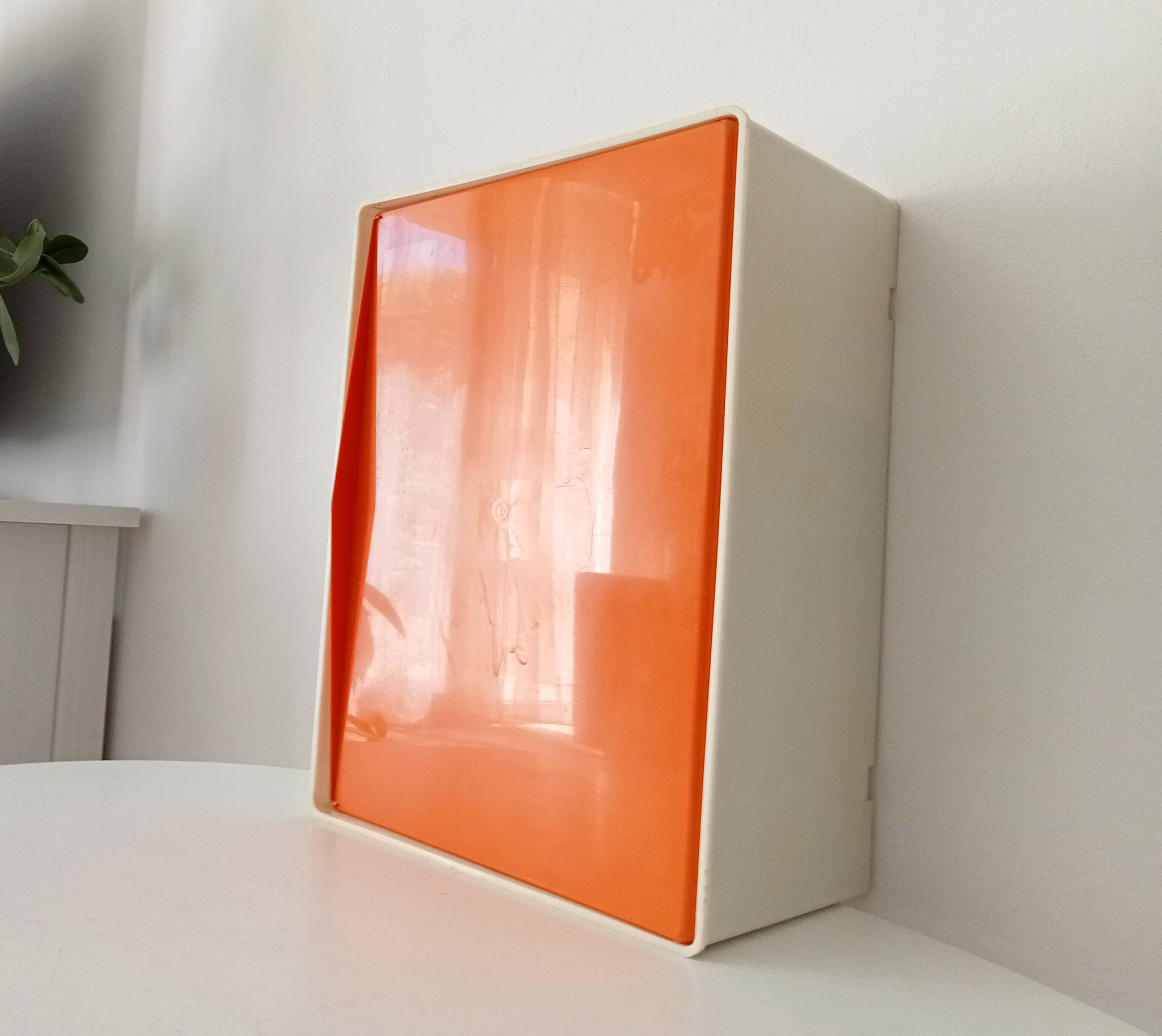 Vintage medicine cabinet in rigid plastic 70s