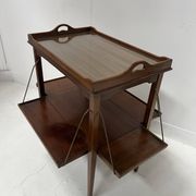 Table a desservir en acajou a décor de filet de marquèterie XX siècle