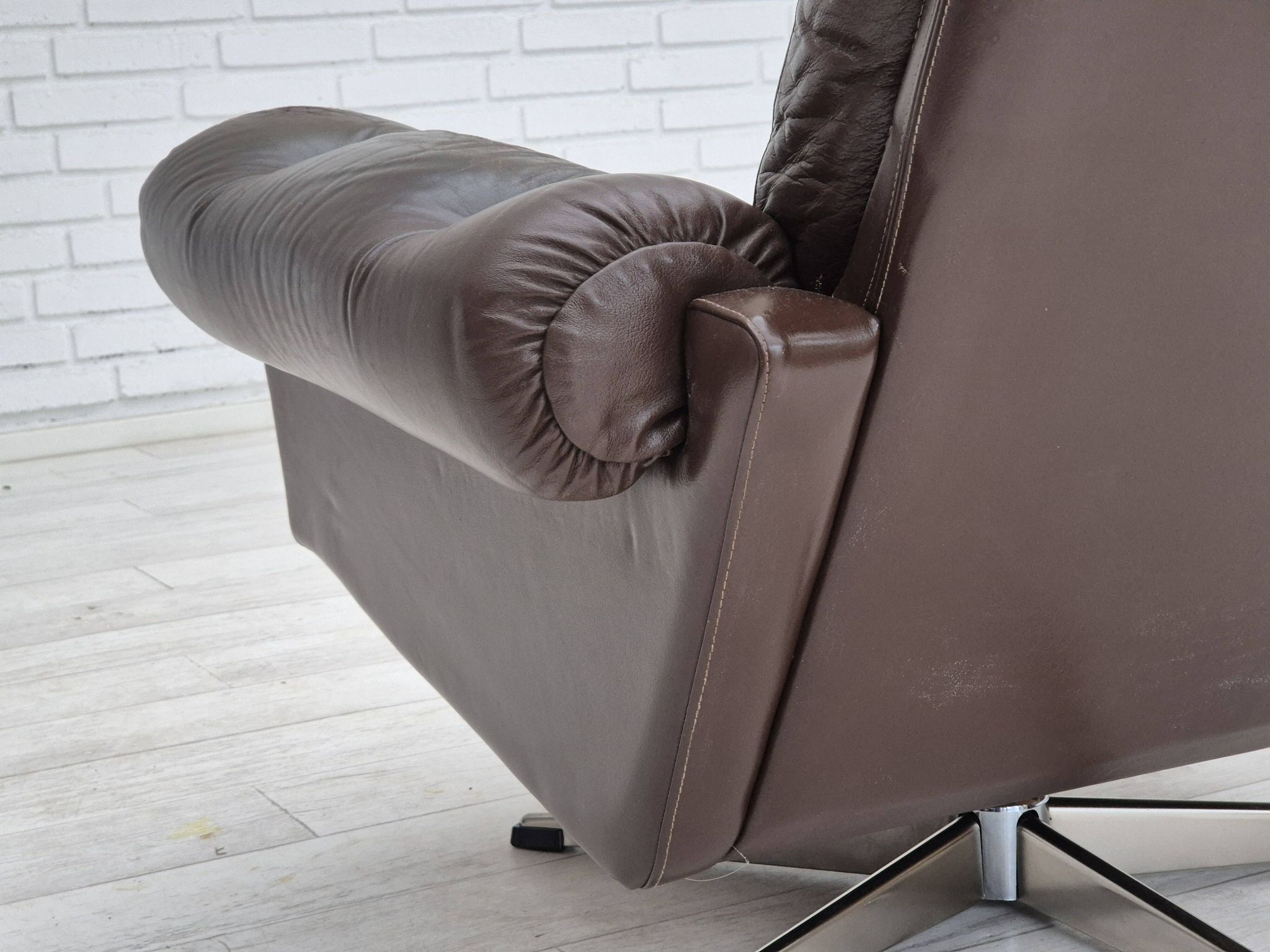 1970s, Danish swivel chair, original condition, brown furniture leather.