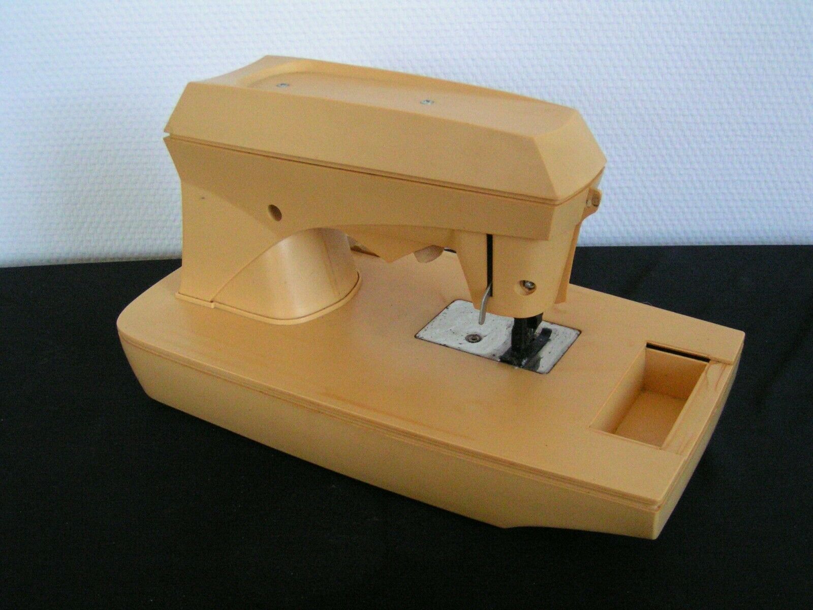 ANCIEN JOUET . MACHINE A COUDRE MACOUSETTE AVEC MOTEUR . MA COUSETTE