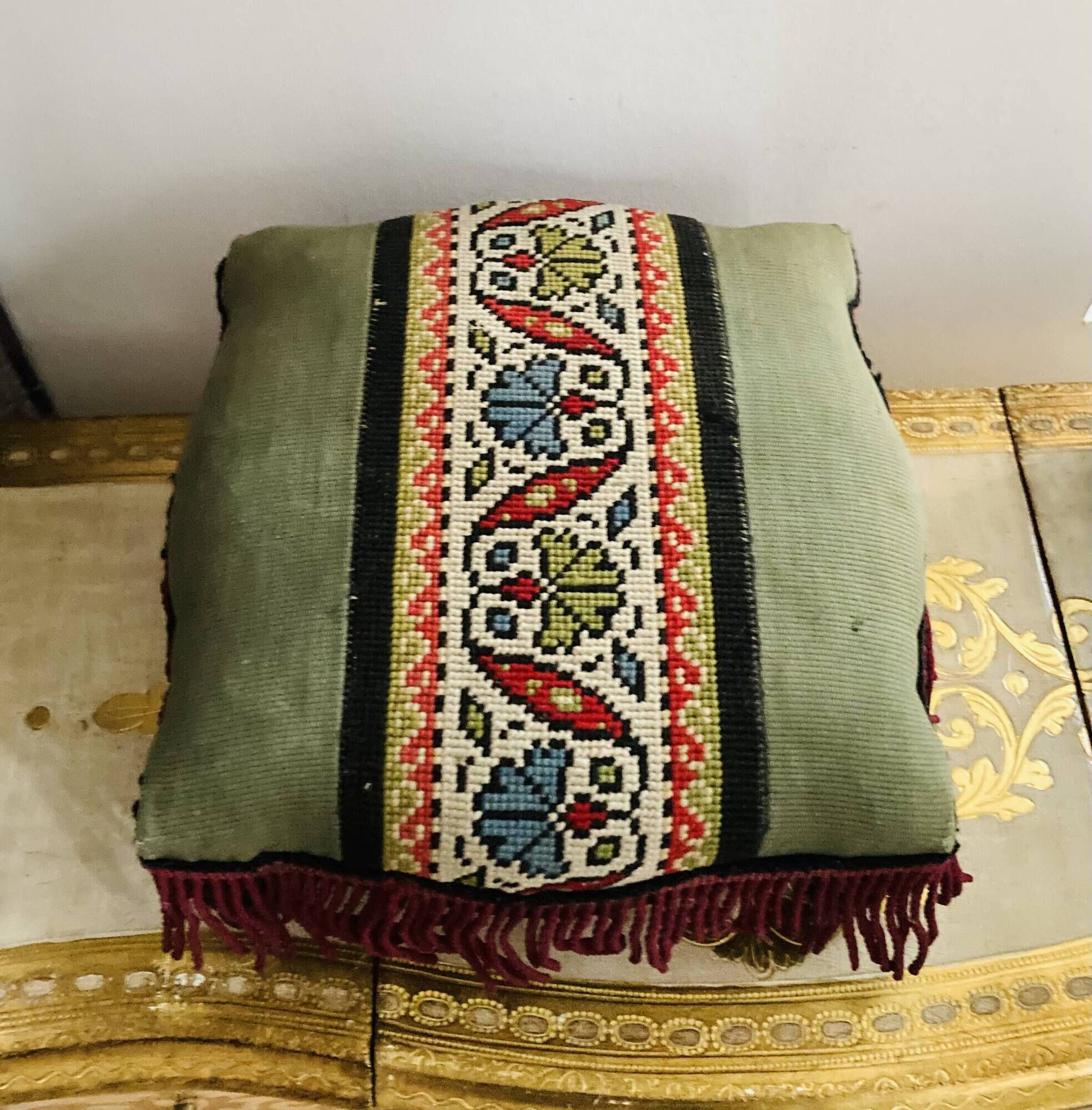 Repose pieds Napoleon III époque XIXe tapisserie aux points de croix