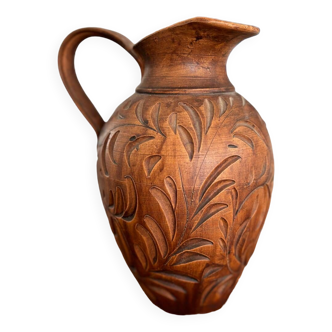 Ceramic pitcher imitating wood