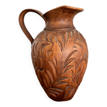 Ceramic pitcher imitating wood