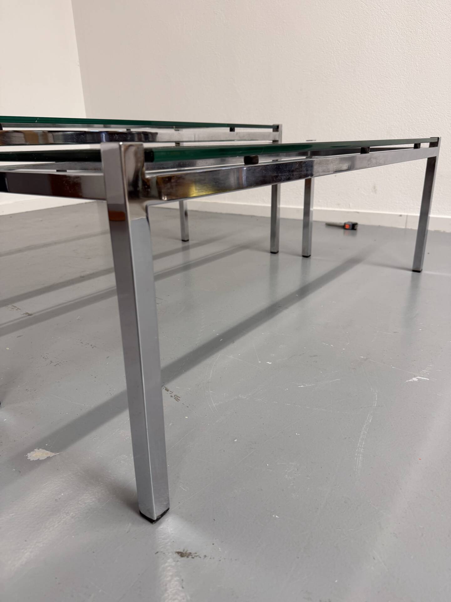 2 large nesting coffee tables in chrome and glass, 1970s design.