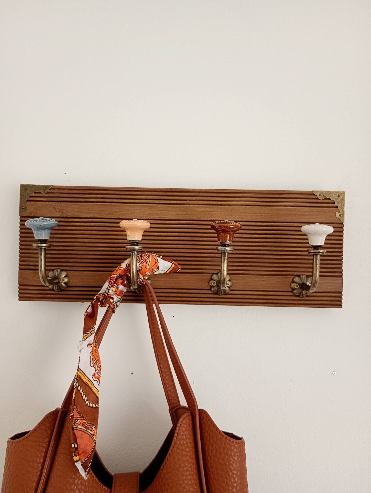 Wall-mounted coat rack – 4 multicoloured ceramic hooks in vintage style