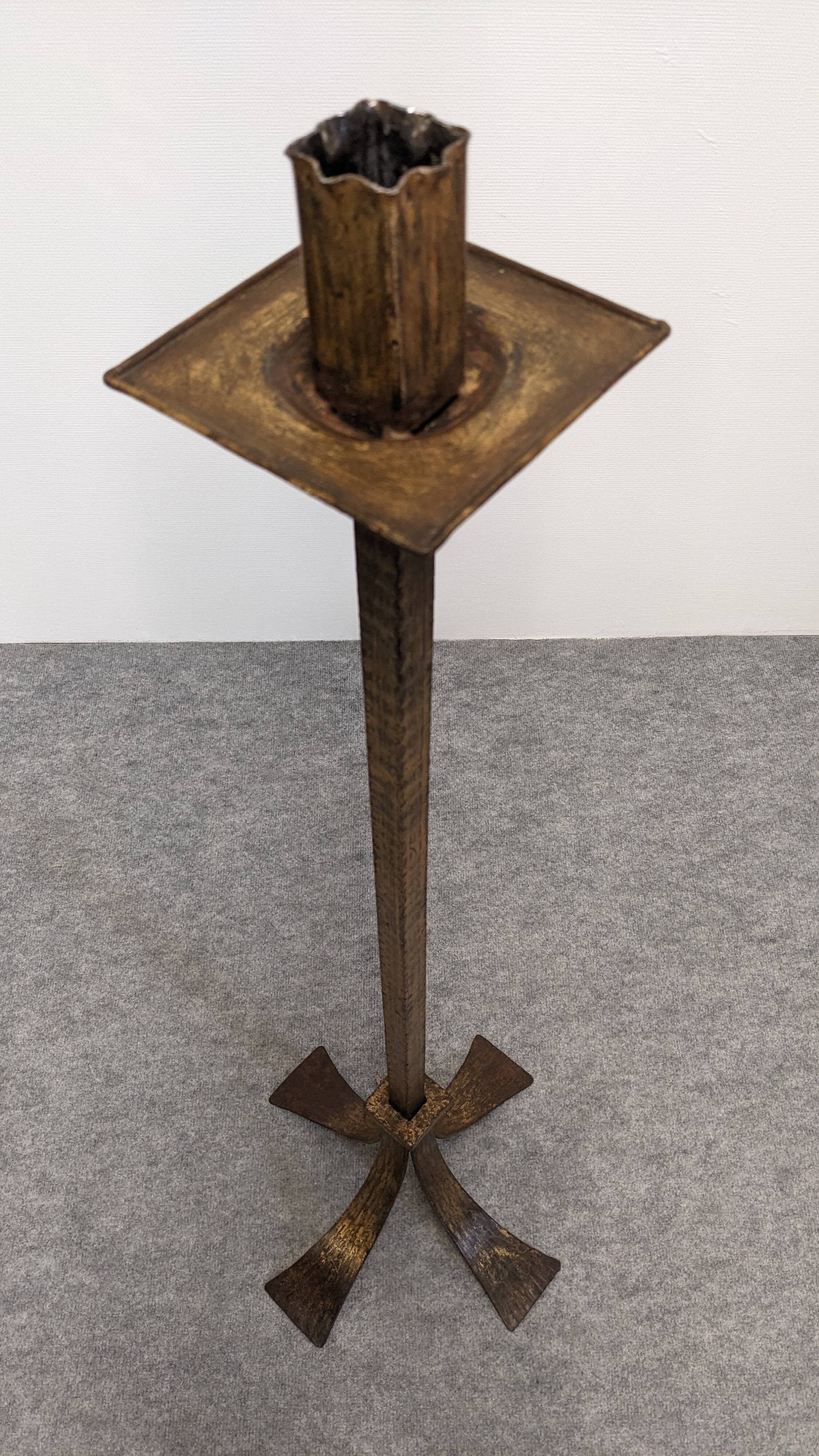 Bougeoir de sol brutaliste en acier martelé doré années 60/70