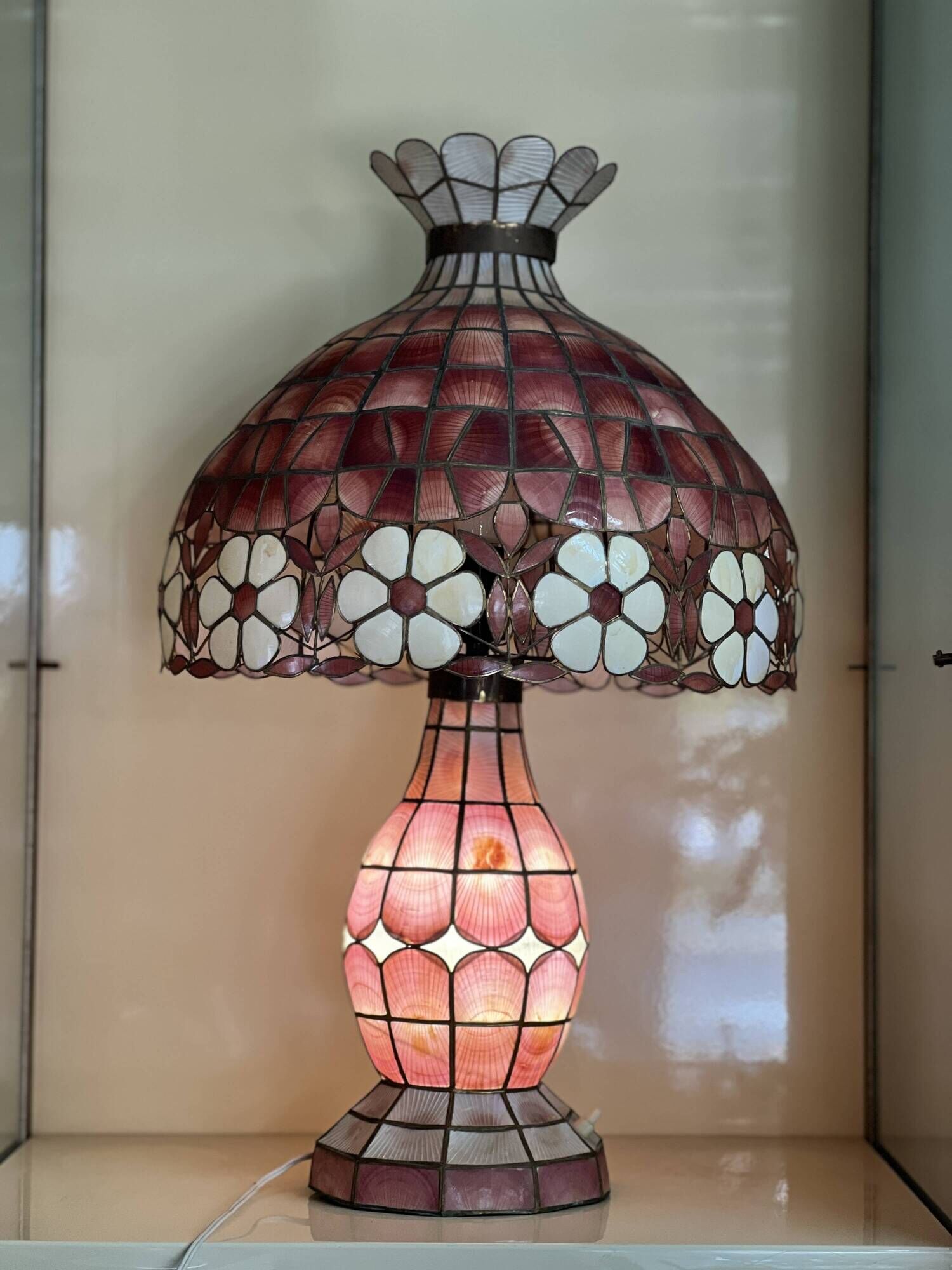Tiffany-style lamp in mother-of-pearl.
